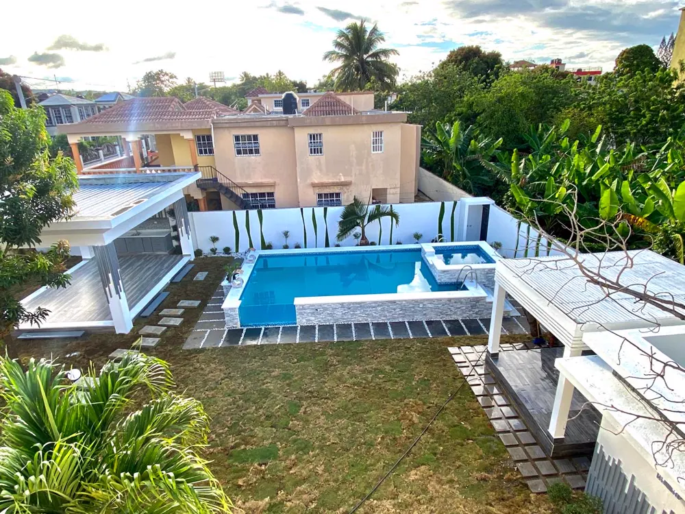 Piscina y gazebo construidos en el patio de una residencia
