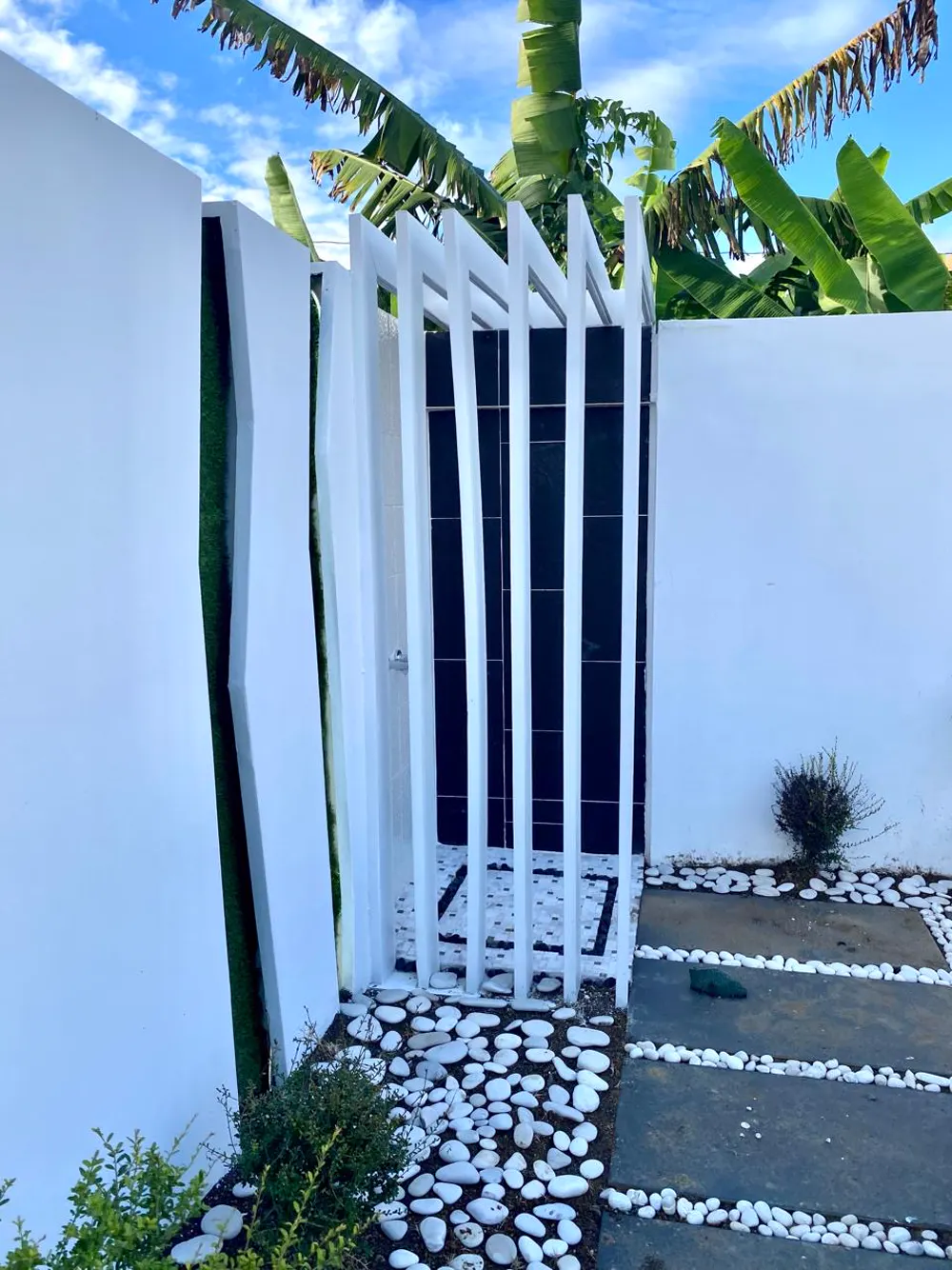 Ducha exterior con terminación en piedra