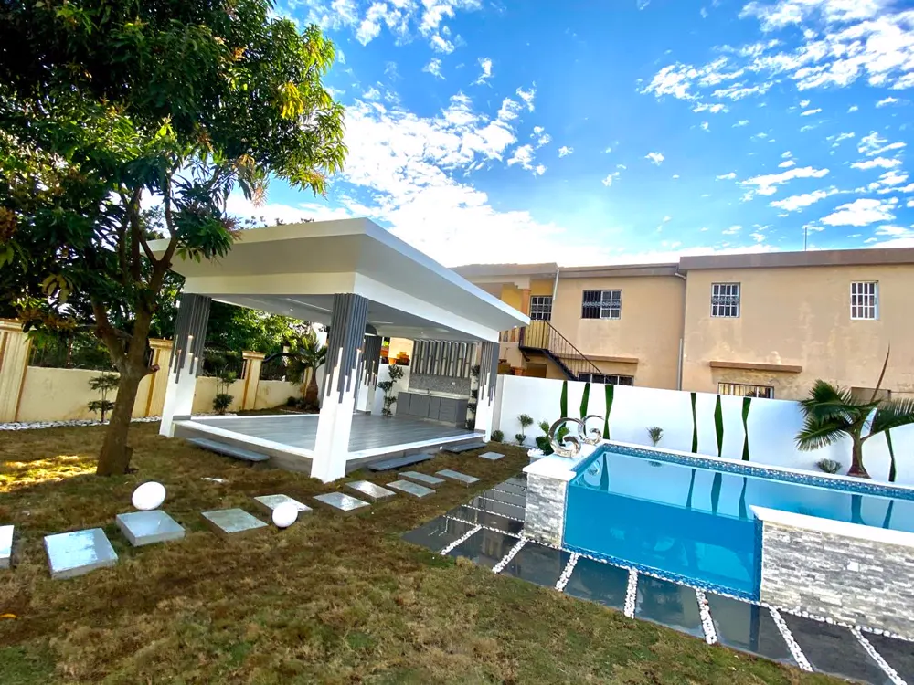 Gazebo y piscina en patio privado