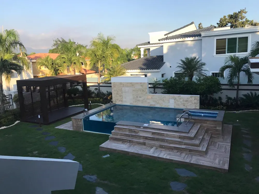 Piscina terminada al atardecer