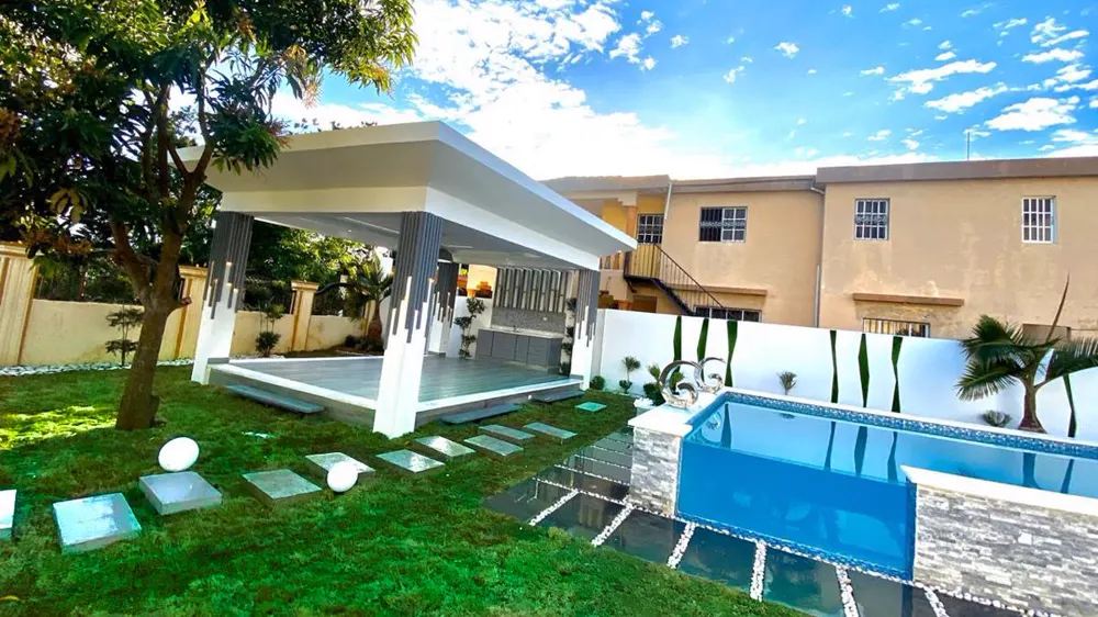 Área social con gazebo y piscina