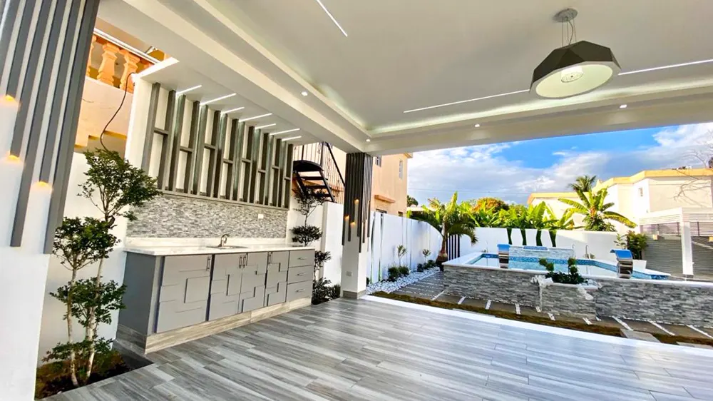 Terraza techada con vista a piscina y jacuzzi de piedra